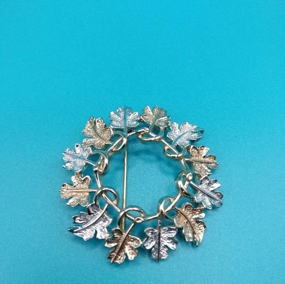 Sarah Coventry Gold and Silver Tone Leaf Wreath Brooch Pin 2" - Picture 3 of 7